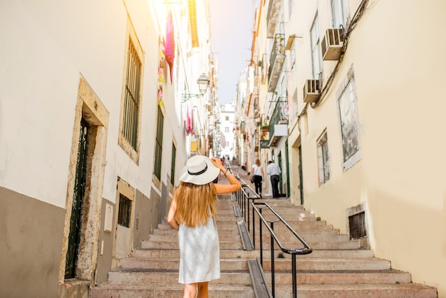 Junge Frau Tourist zu Fuß zurück auf der schmalen Straße mit Treppen in Lissabon, Portugal?