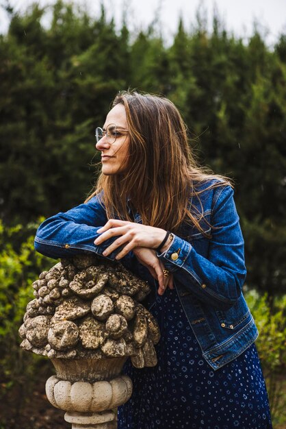 Foto junge frau trägt einen hut, während sie an land steht.