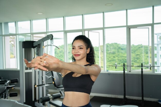 Junge Frau trainiert im Fitnessstudio gesunder Lebensstil Junge Frauen, die im Fitnessstudio Sport treiben, um sich fit zu halten
