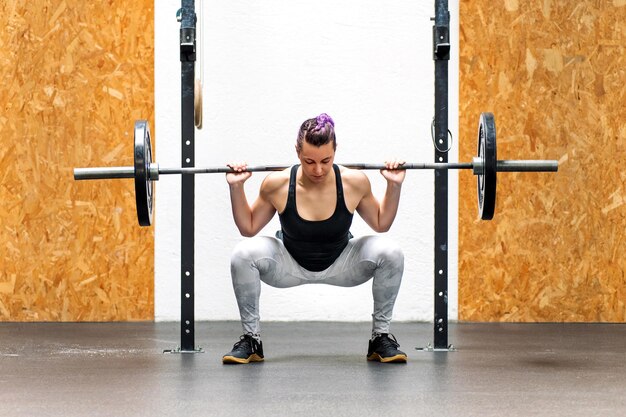 Foto junge frau trainiert im fitnessstudio