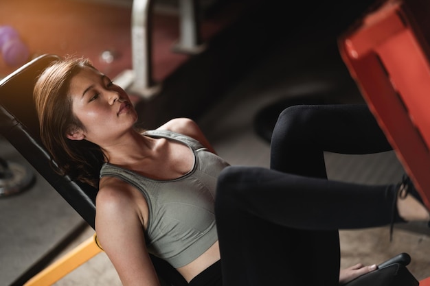 Junge Frau trainiert im Fitnessstudio
