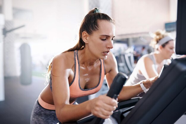 Foto junge frau trainiert im fitnessstudio