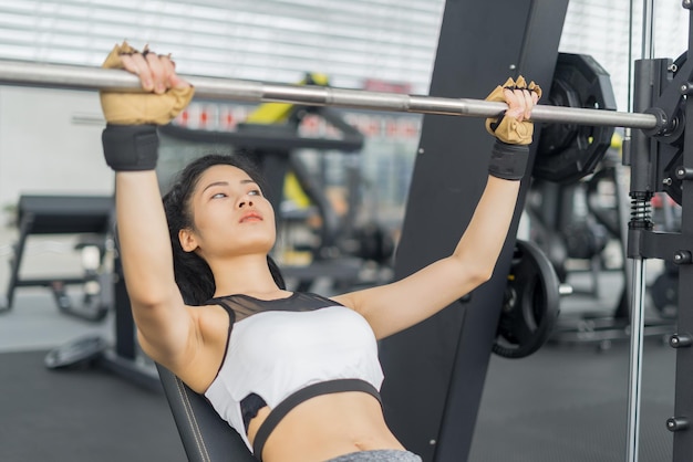 Junge Frau trainiert im Fitnessstudio