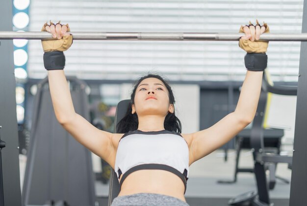 Junge Frau trainiert im Fitnessstudio