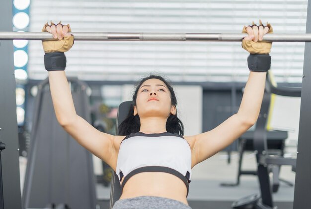 Foto junge frau trainiert im fitnessstudio