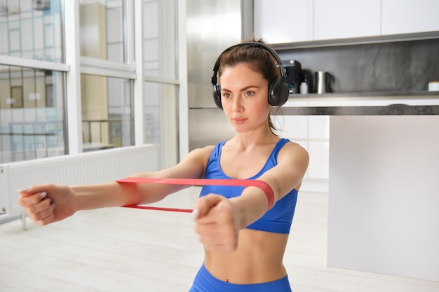 Foto junge frau trainiert im fitnessstudio