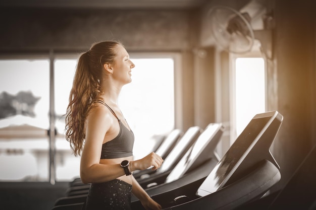 Junge Frau trainiert im Fitnessstudio