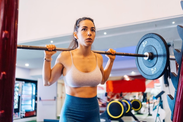 Junge Frau trainiert im Fitnessstudio