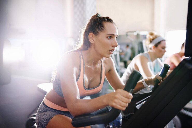 Foto junge frau trainiert im fitnessstudio