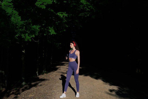 Junge Frau trainiert im Freien beim Joggen im Park