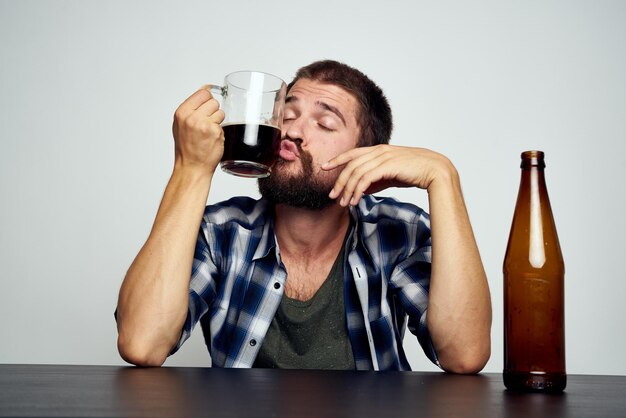 Foto junge frau trinkt ein glas