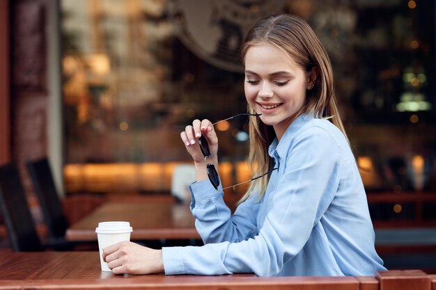 Foto junge frau trinkt ein glas