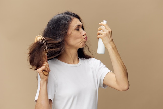 Junge Frau trinkt Glas an der Wand