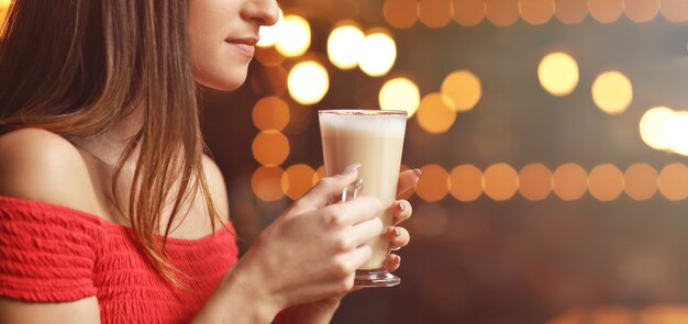 junge Frau trinkt Kaffee in einem Café