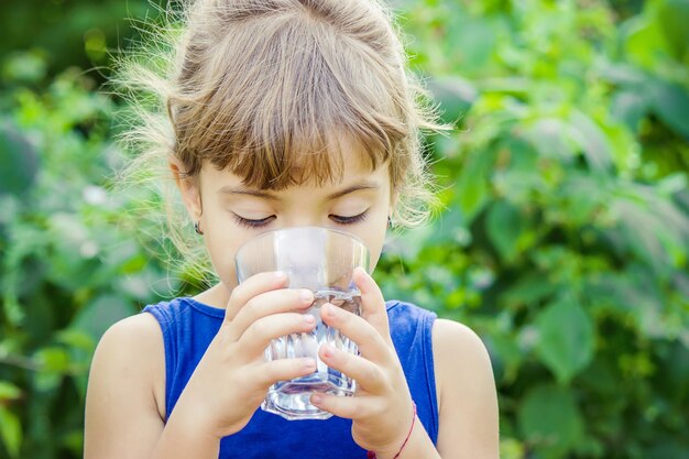 Foto junge frau trinkt wasser