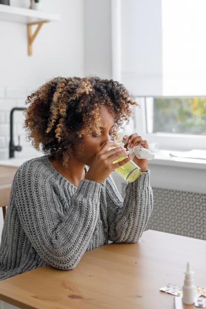 Junge Frau trinkt zu Hause Kaffee