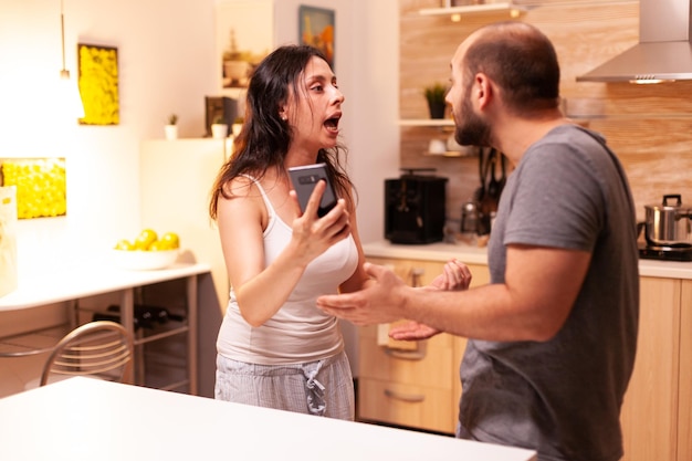 Foto junge frau trinkt zu hause kaffee