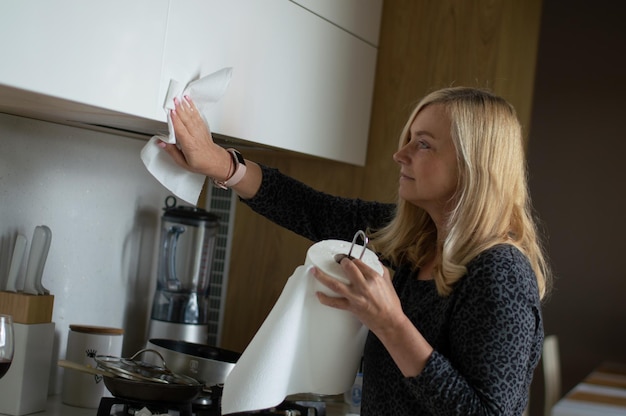 Foto junge frau trinkt zu hause milch