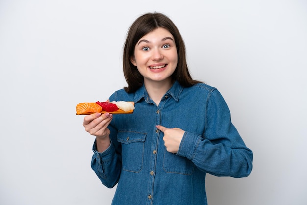 Junge Frau über isoliertem Hintergrund