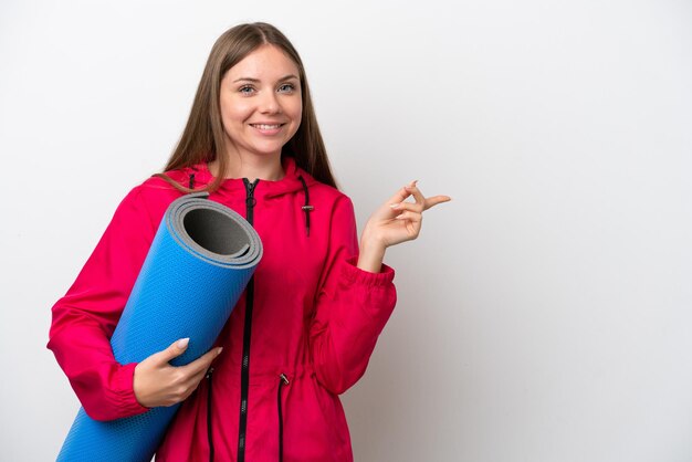 Junge Frau über isoliertem Hintergrund