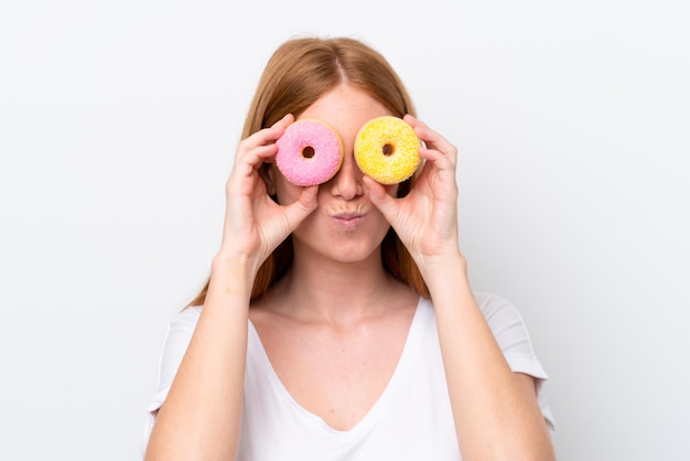 Junge Frau über isoliertem Hintergrund