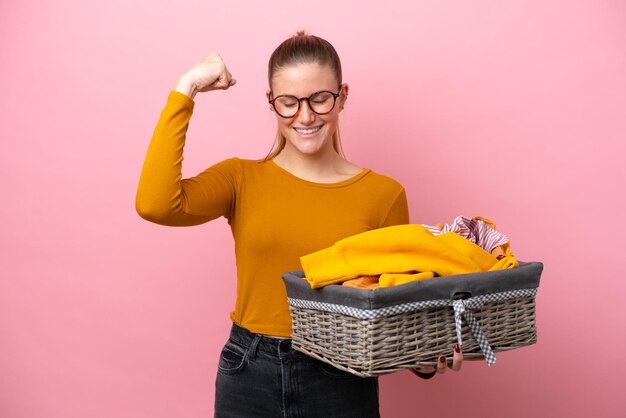 Junge Frau über isoliertem Hintergrund