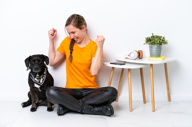 Junge Frau über isoliertem Hintergrund