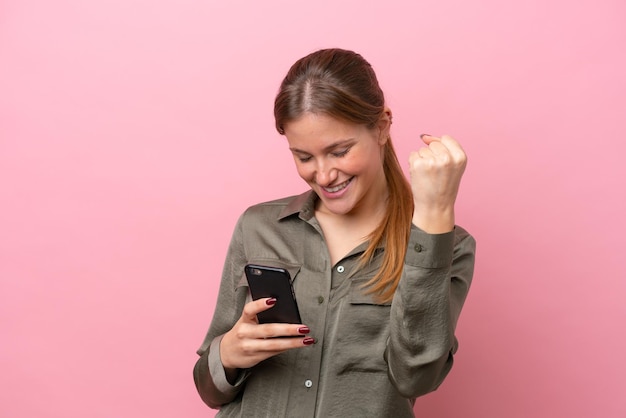 Junge Frau über isoliertem Hintergrund