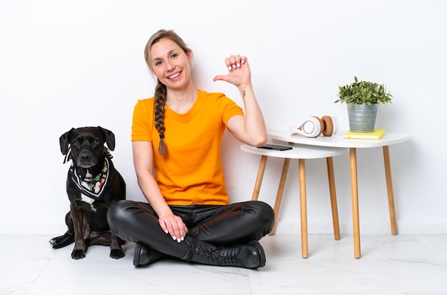 Junge Frau über isoliertem Hintergrund