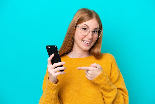 Junge Frau über isoliertem Hintergrund