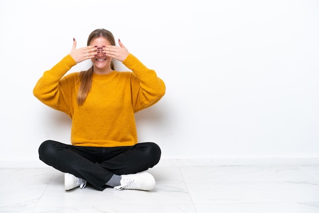 Junge Frau über isoliertem Hintergrund