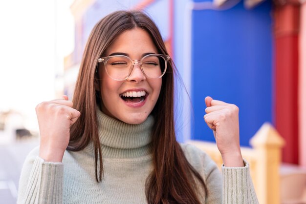 Junge Frau über isoliertem Hintergrund