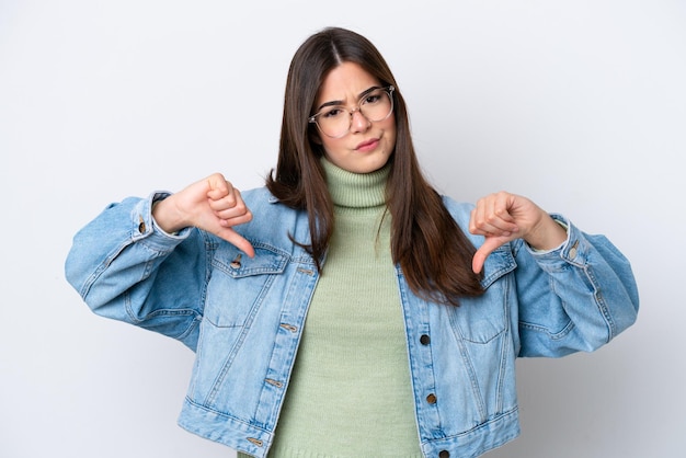 Junge frau über isoliertem hintergrund