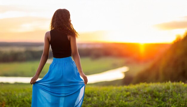 junge Frau übt Yoga gegen einen lebendigen Sonnenuntergang, der Freiheit und Wellness in der Natur verkörpert