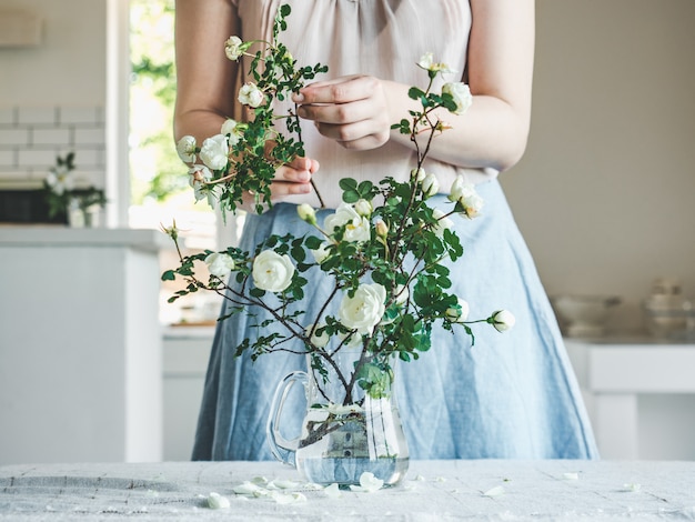 Junge Frau und ein schöner Blumenstrauß