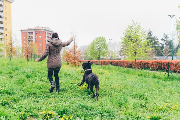 junge Frau und Hund