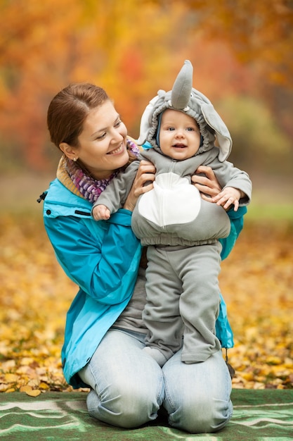 Foto junge frau und ihr baby im kostüm gekleidet