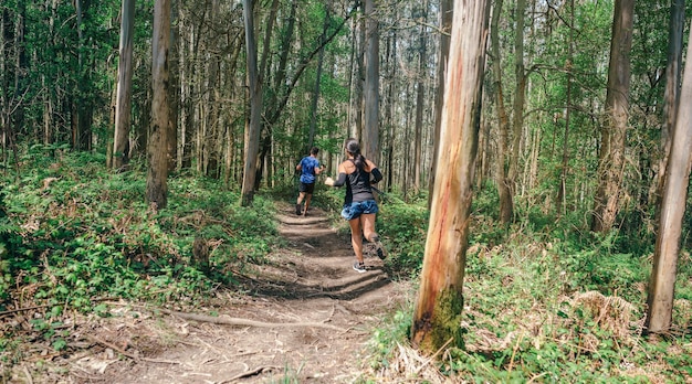 Junge Frau und Mann beim Trail