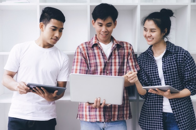 Junge Frau und Mann, die für einen Test oder eine Prüfung studieren. Studiengruppe.