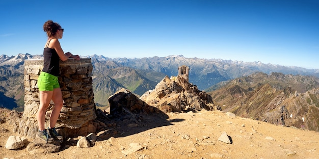 Junge Frau und Pic du Midi de Bigorre, Frankreich