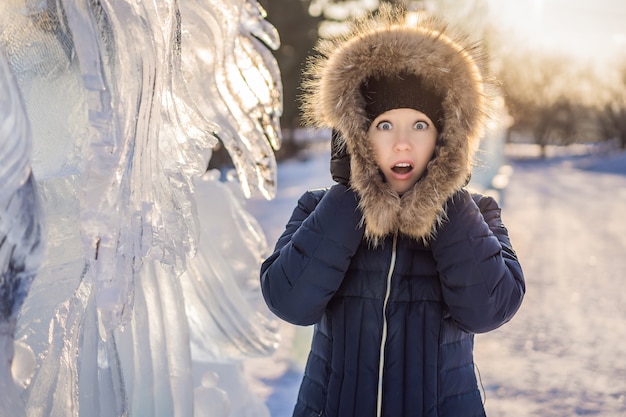 Foto junge frau unter eis im winter