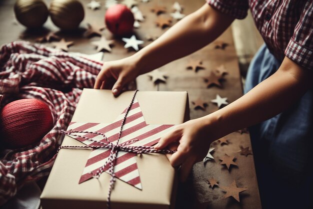 Junge Frau verpackt Weihnachtsgeschenkbox zu Hause