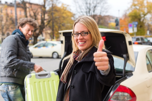 Foto junge frau vor dem taxi