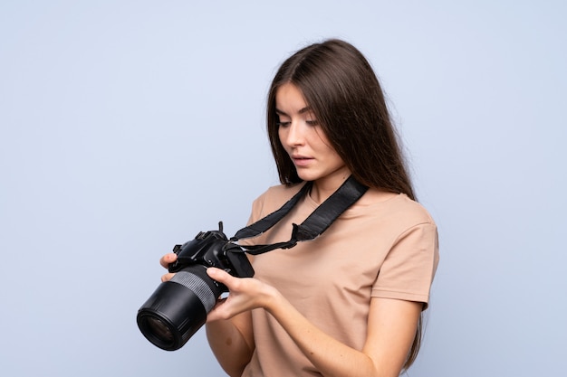 Junge Frau vorbei getrennt mit einer Berufskamera