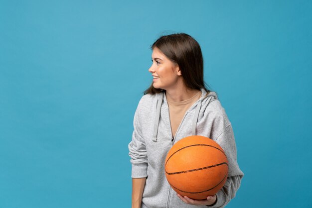 Junge Frau vorbei getrennt mit Kugel des Basketballs