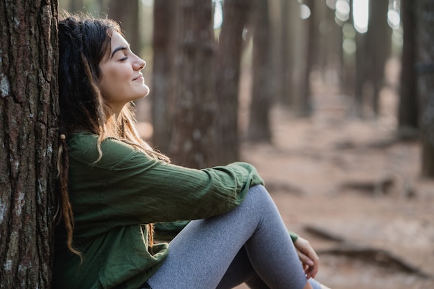 Junge Frau Wanderer, die sich im Wald entspannt