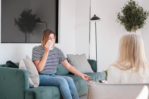 Junge Frau weint und erhält psychologische Hilfe Konzept der Gesundheitsfürsorge Psychologie der psychischen Gesundheit