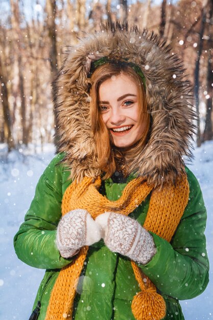 junge Frau Winterportrait Closeup Portrait eines glücklichen Mädchens