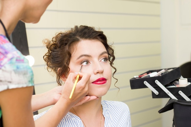 Junge Frau wird in einem Schönheitssalon geschminkt