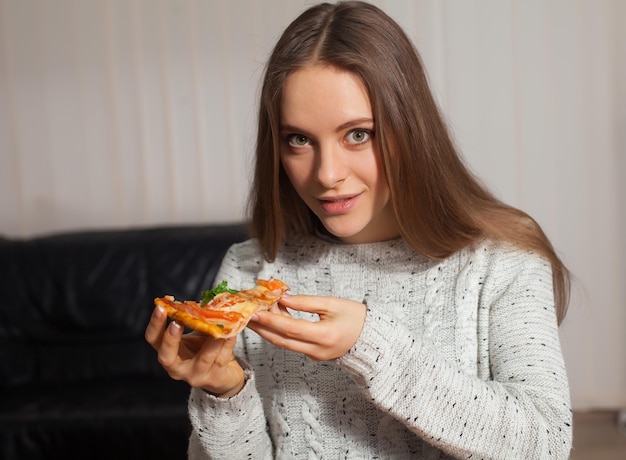 Junge Frau wird Pizza probieren